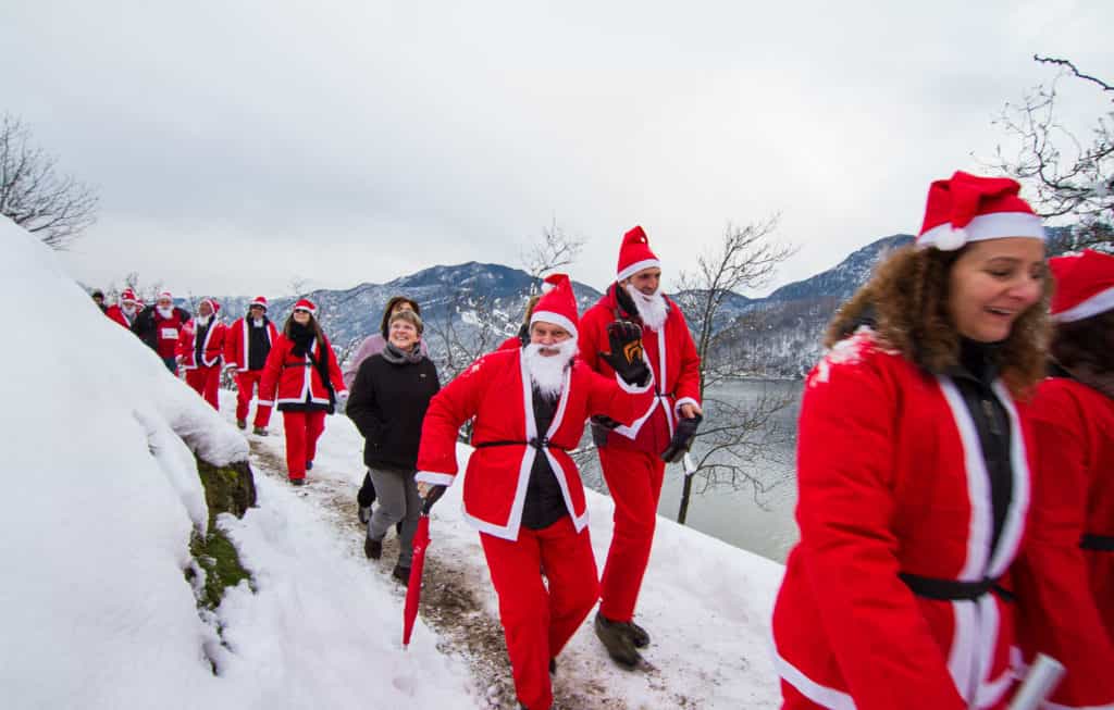 Babbi Natale sul lungolago di Ledro