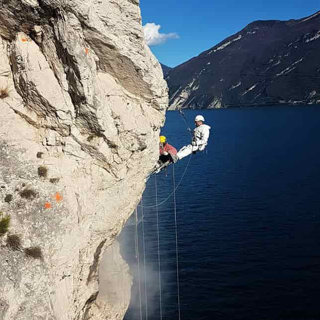 ciclabile-garda-operaio-appeso-lago