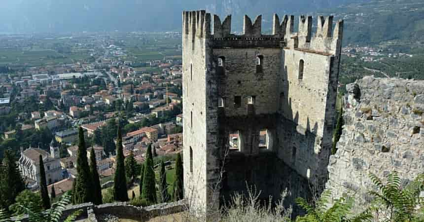 Arco-il-CAstello-la-Torre-senza-una-parete-860x450_c