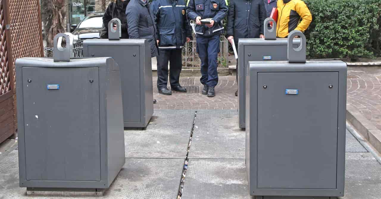 ISOLA ECOLOGICA VIALE DANTE RIFIUTI 3 busa