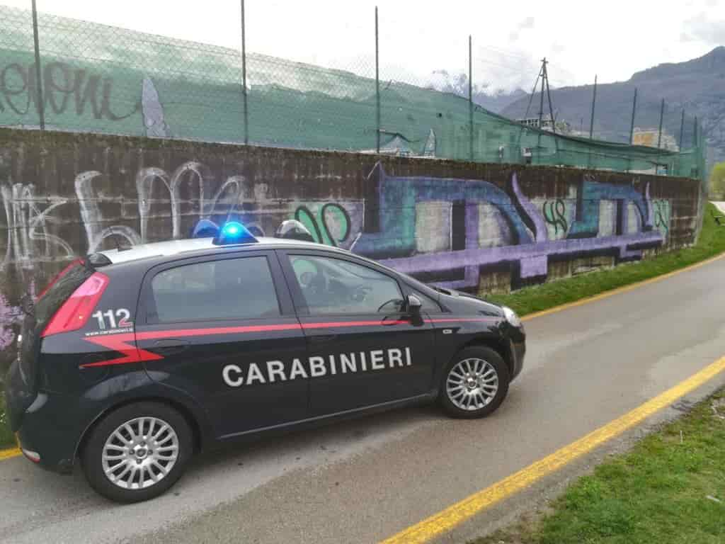 carabinieri imbrattamento