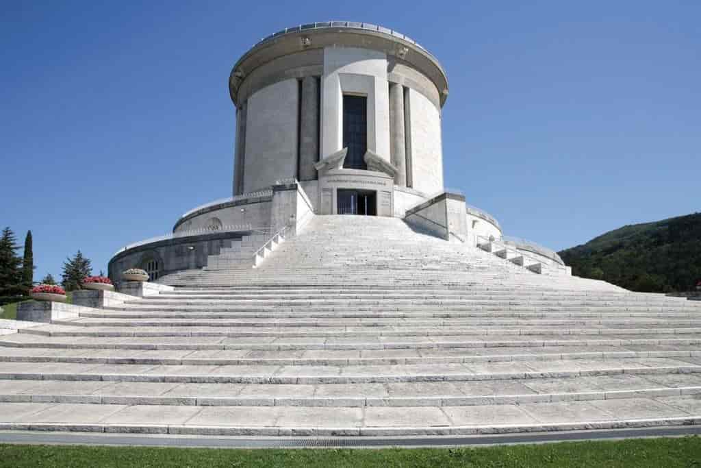 sacrario-militare-ossario-castel-dante-rovereto_imagefullwide_imagefullwide