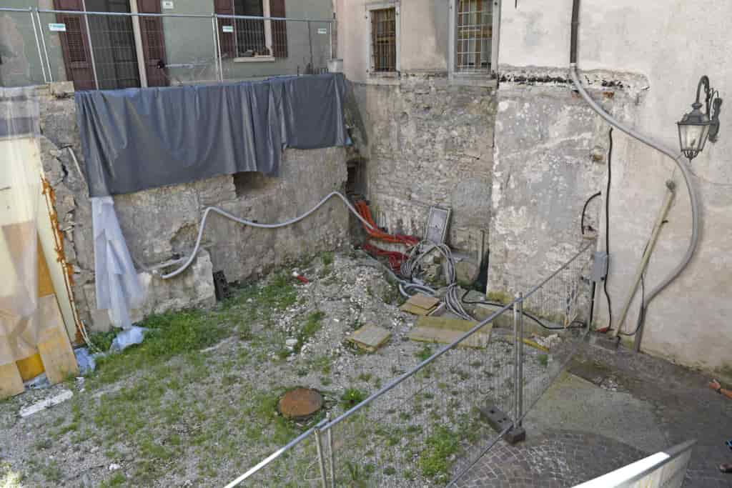 20180820_DSC3960 RIVA LAVORI FERMI PER LA PIAZZETTA SAN ROCCO DIETRO LA CHIESA