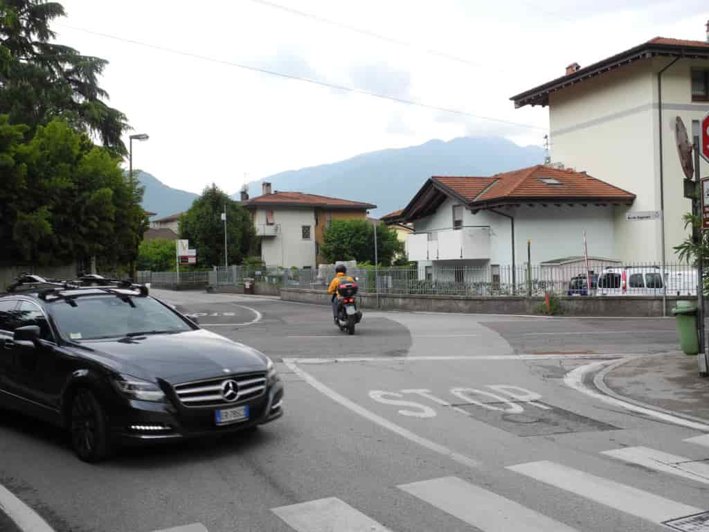 VIA FOSSA INCROCIO PERICOLOSO ARCO