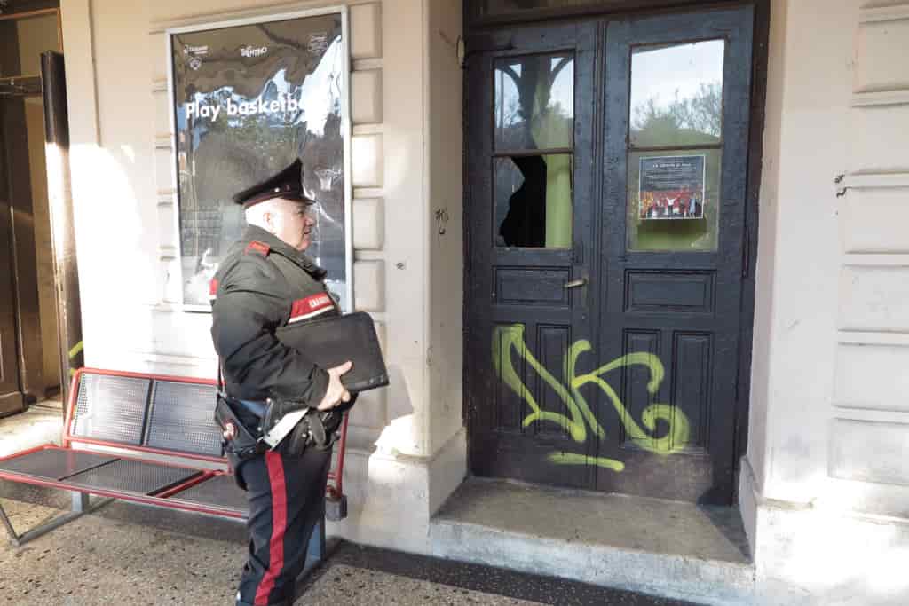 20181229IMG_0592 VANDALISMO VETRI ROTTI STAZIONE CORRIERE ARCO