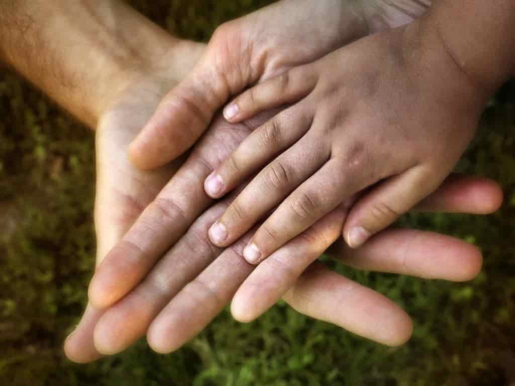 MANI FAMIGLIA BAMBINO ASSISTENZA