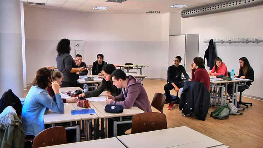 RAGAZZI STUDENTI IN CLASSE