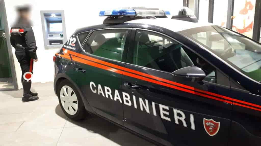 CARABINIERI BANCOMAT TRUFFA PRELIEVI ANZIANO