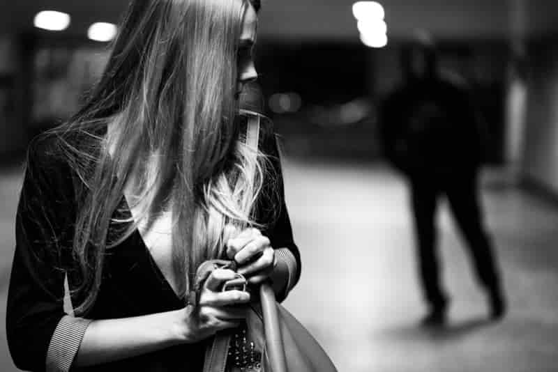 violenza donne stalking-