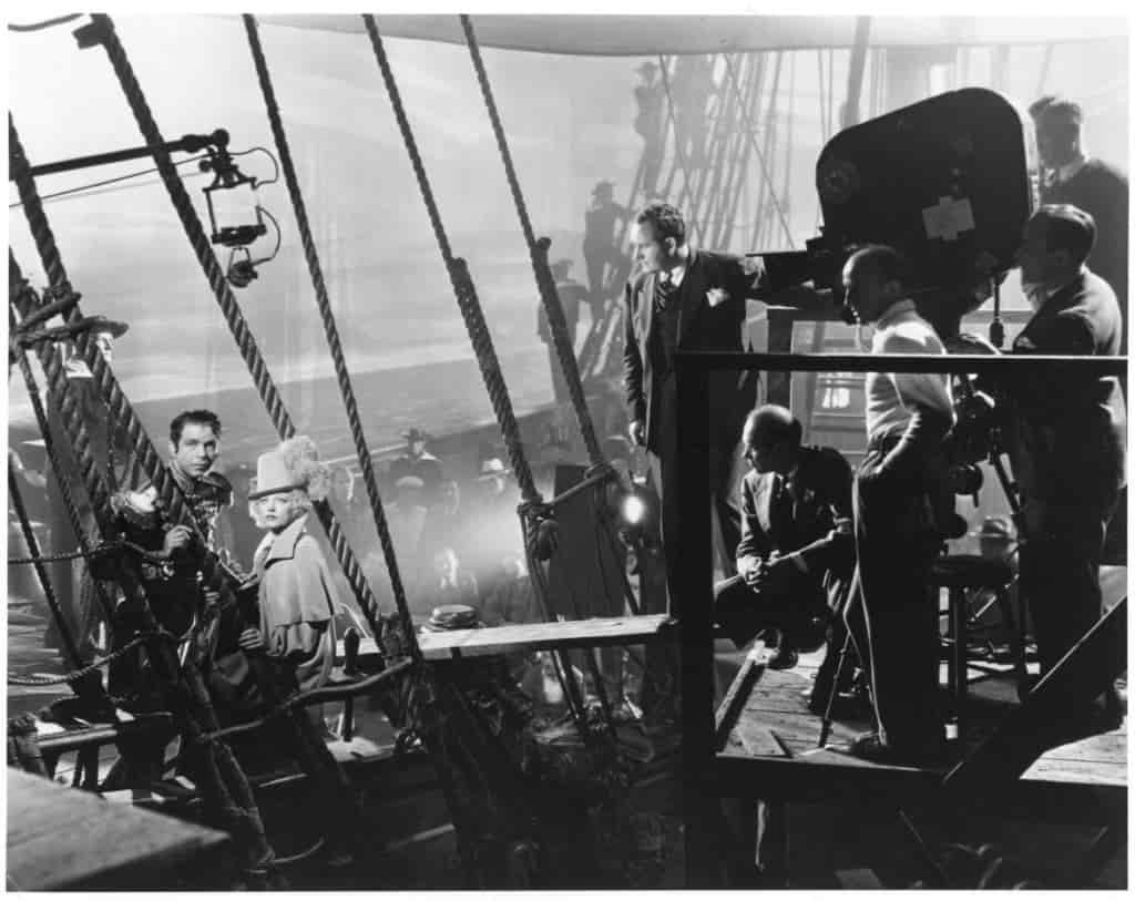 Frank-Borzage-sul-set-di-Hearts-Divided-1936_imagefullwide