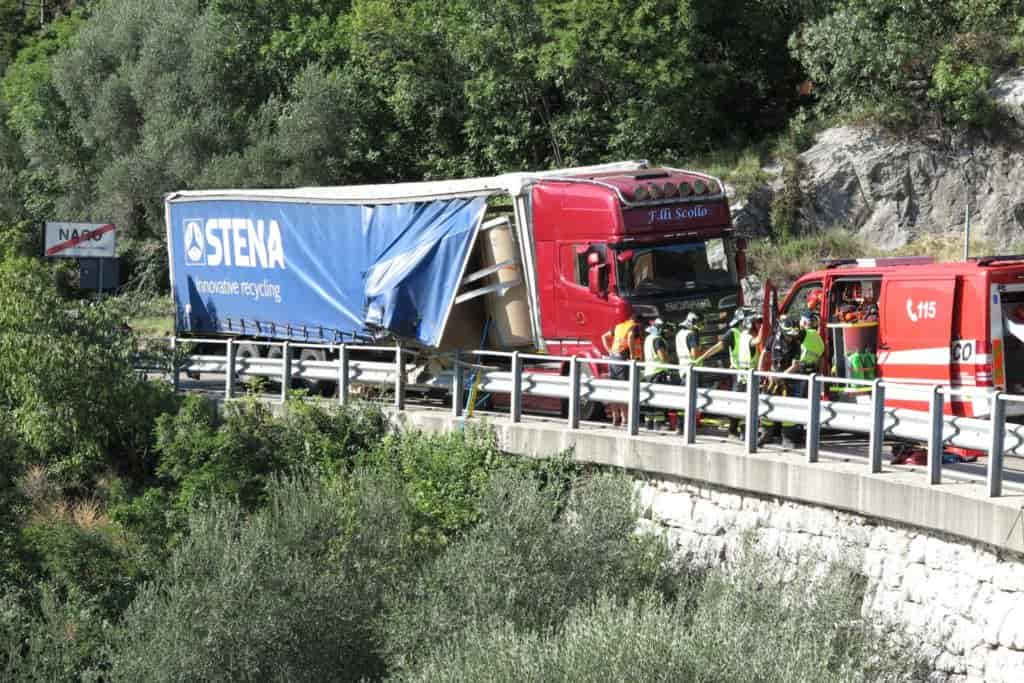 20190911IMG_0842 NAGO CAMION PERDE IL CARICO SULLA MAZA TRAFFICO BLOCCATO