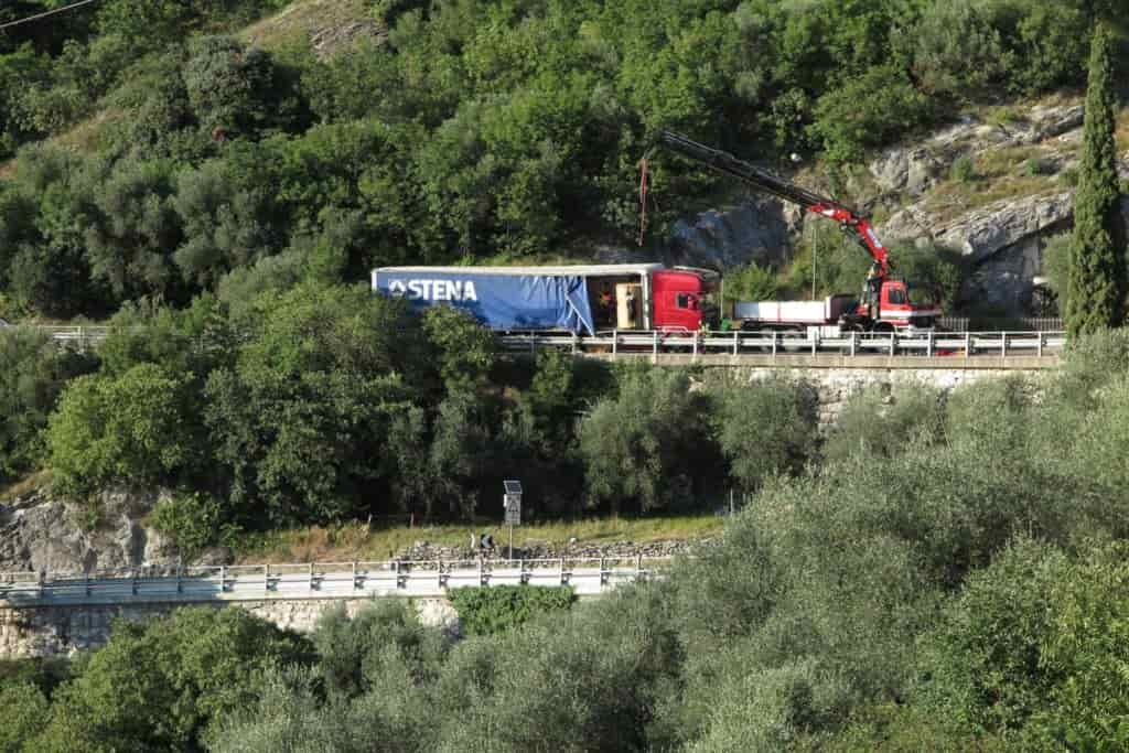 20190911IMG_1043 NAGO CAMION PERDE IL CARICO SULLA MAZA TRAFFICO BLOCCATO