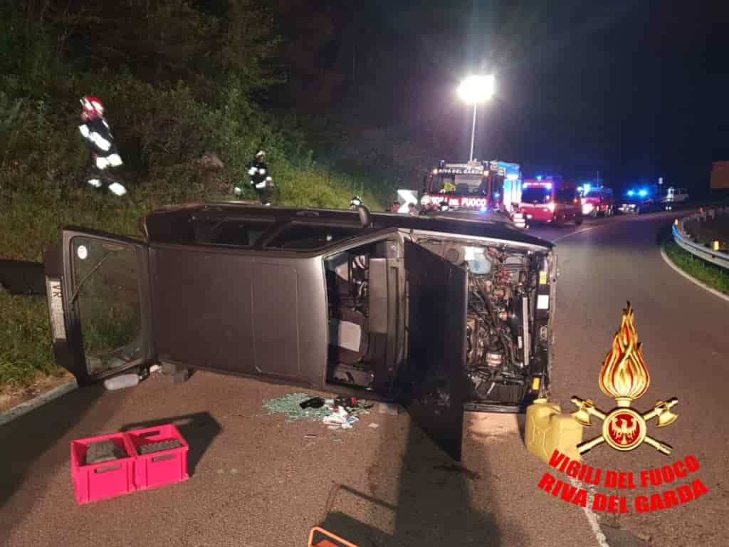 INCIDENTE PASSO SAN GIOVANNI AUTO RIBALTATA