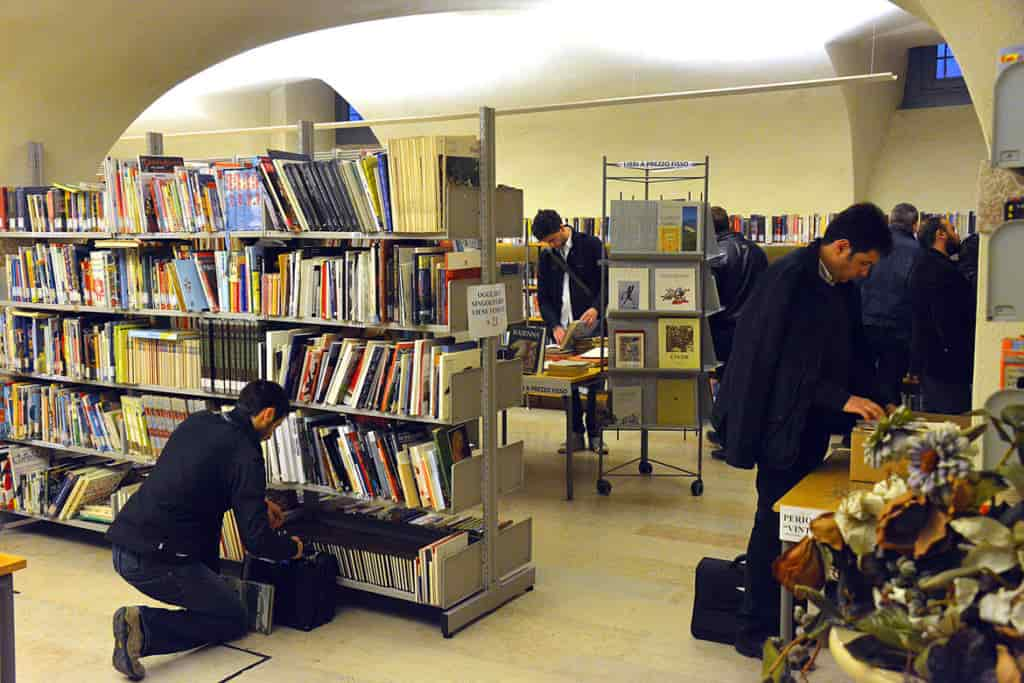 VENDITA LIBRI  IN BIBLIOTECA