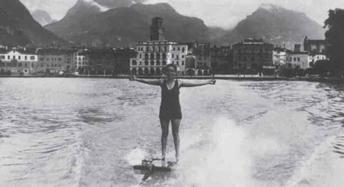 Giuseppe-De-Lucia-Lago-di-Garda-_-Riva-_-Sport-sul-lago-1930