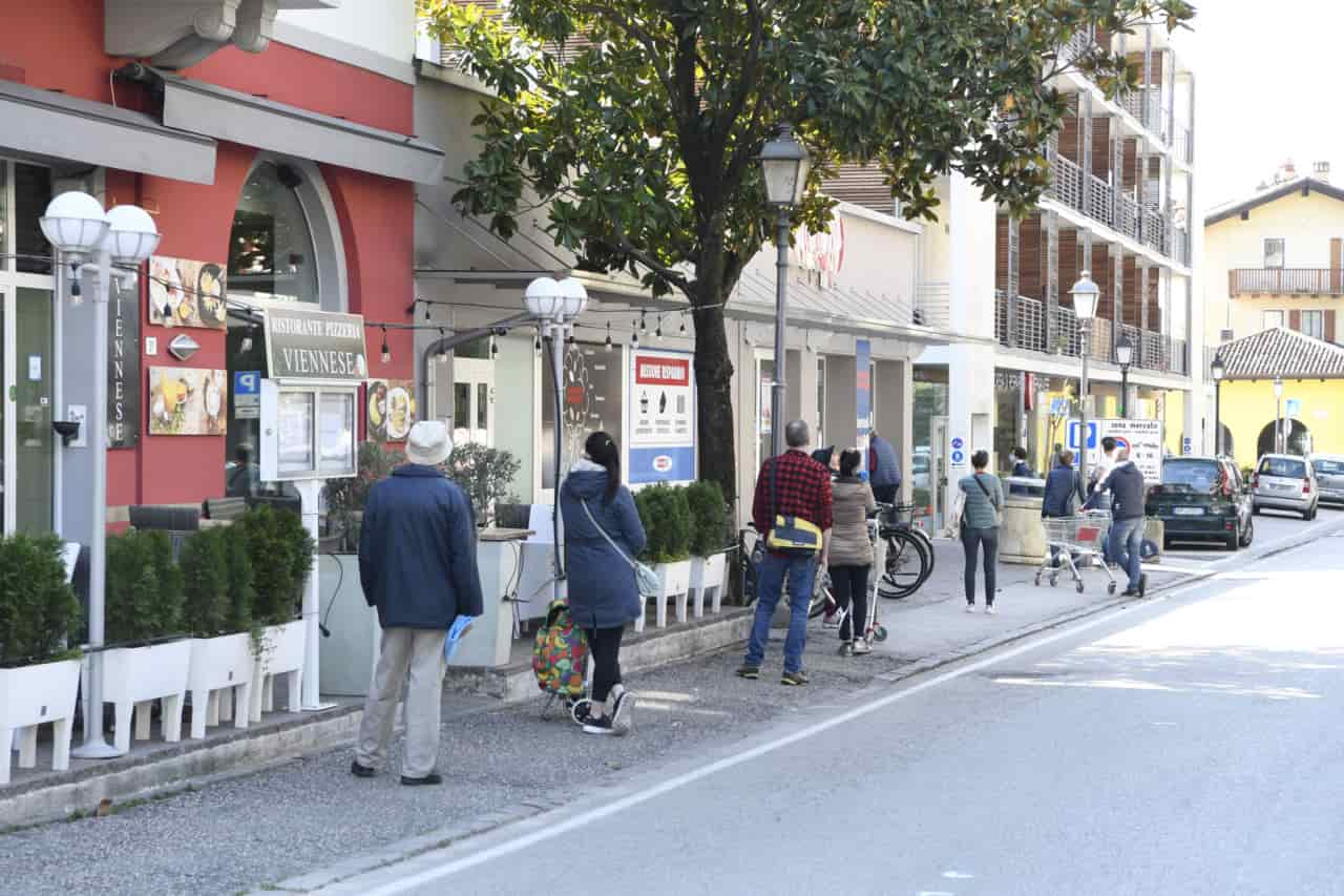 20200410_DSC6388 ARCO CORONAVIRUS - FILA ESTERNO SUPERMERCATO