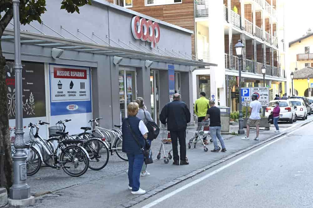 20200410_DSC6434 ARCO CORONAVIRUS - FILA ESTERNO SUPERMERCATO