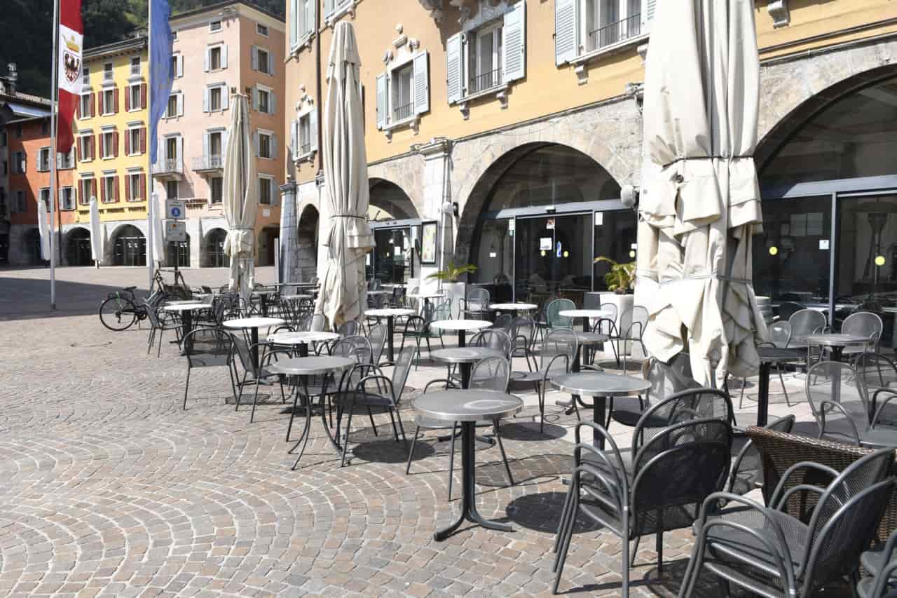 20200411_DSC6449 RIVA PIAZZA VUOTA NEGOZI BAR RISTORANTI CHIUSI