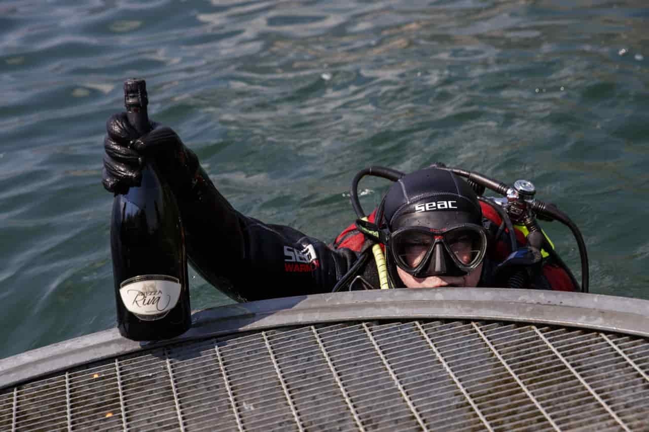 Massimo Fia, direttore di Cantina Riva del Garda esce dal lago