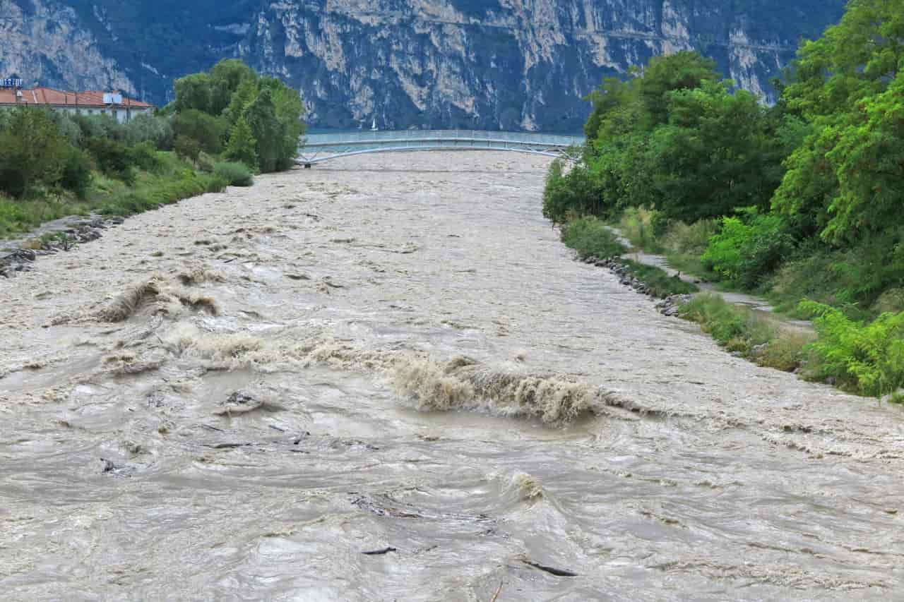 20200830IMG_4209 ARCO RIVA TORBOLE PIENA FIUME SARCA RACCOLTA LEGNAME FOCI DAL GARDA