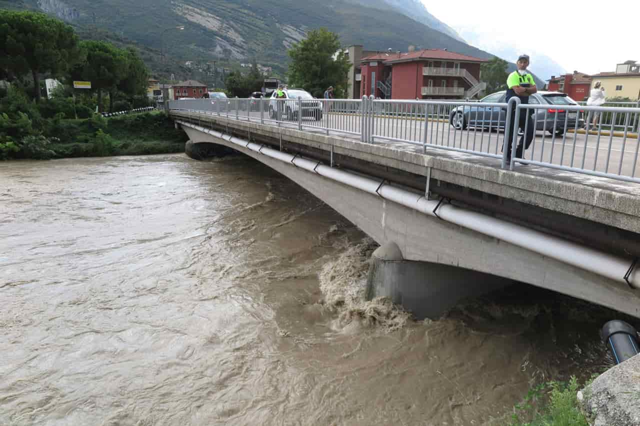 20200830IMG_4385 ARCO RIVA TORBOLE PIENA FIUME SARCA RACCOLTA LEGNAME FOCI DAL GARDA