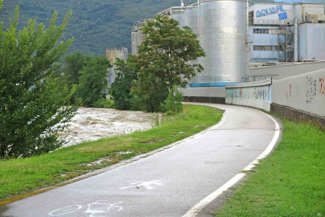 20200830IMG_4437 ARCO RIVA TORBOLE PIENA FIUME SARCA RACCOLTA LEGNAME FOCI DAL GARDA