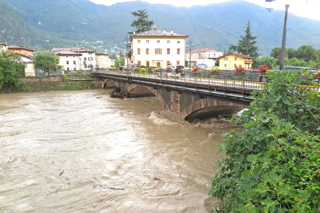 20200830IMG_4472 ARCO RIVA TORBOLE PIENA FIUME SARCA RACCOLTA LEGNAME FOCI DAL GARDA