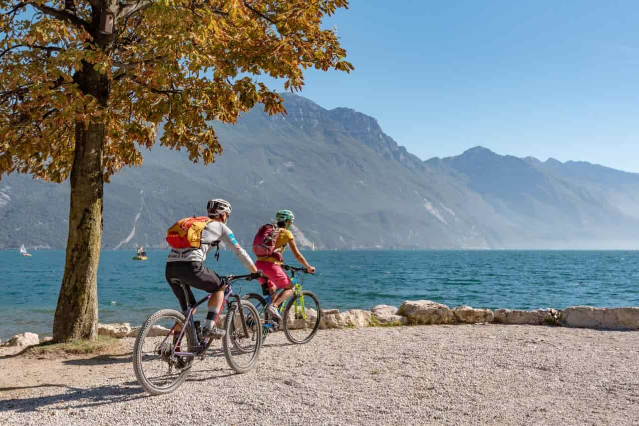 TURISTI BICI LUNGOLAGO