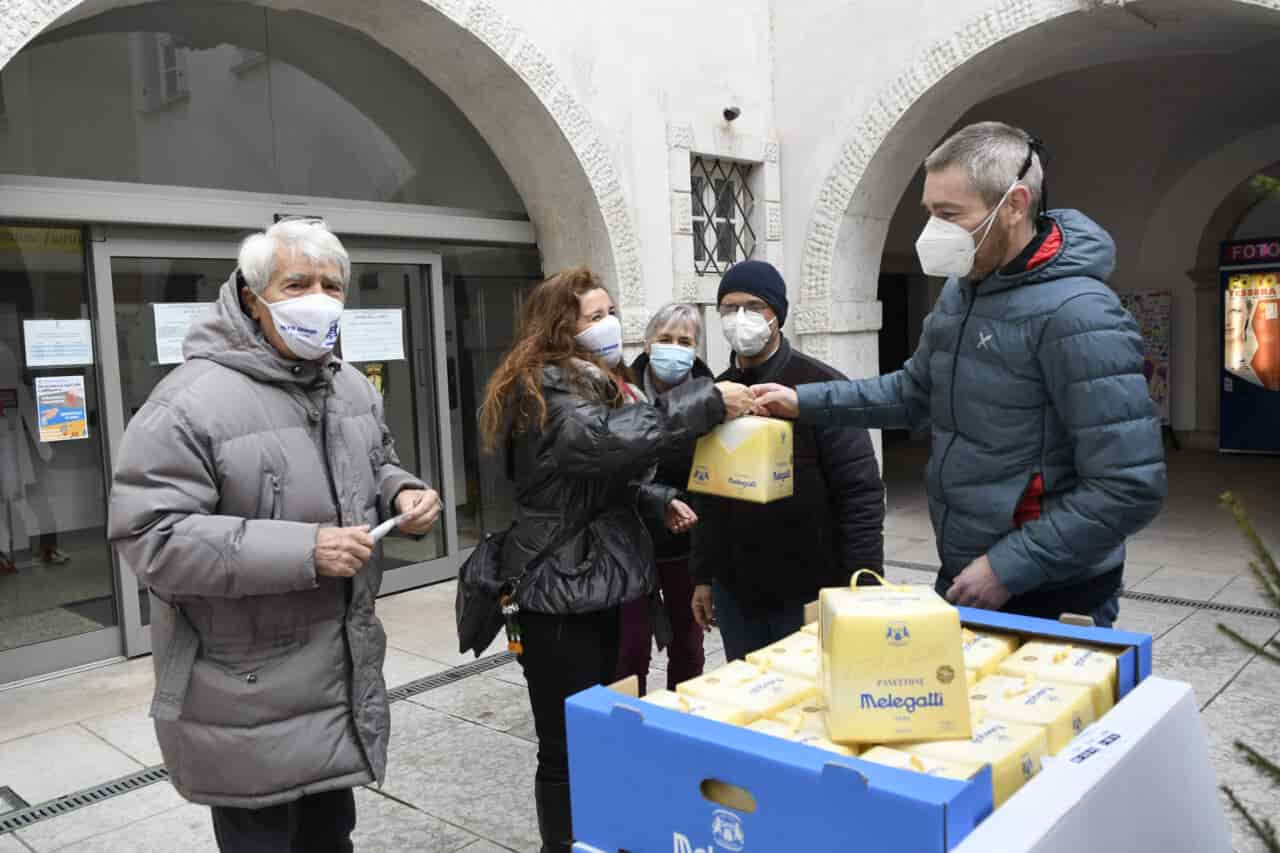 20201210_DSC6732 ARCO SINDACO REGALA I PANETTONI AI VOLONTARI DI ALTOGARDA SOLIDALE