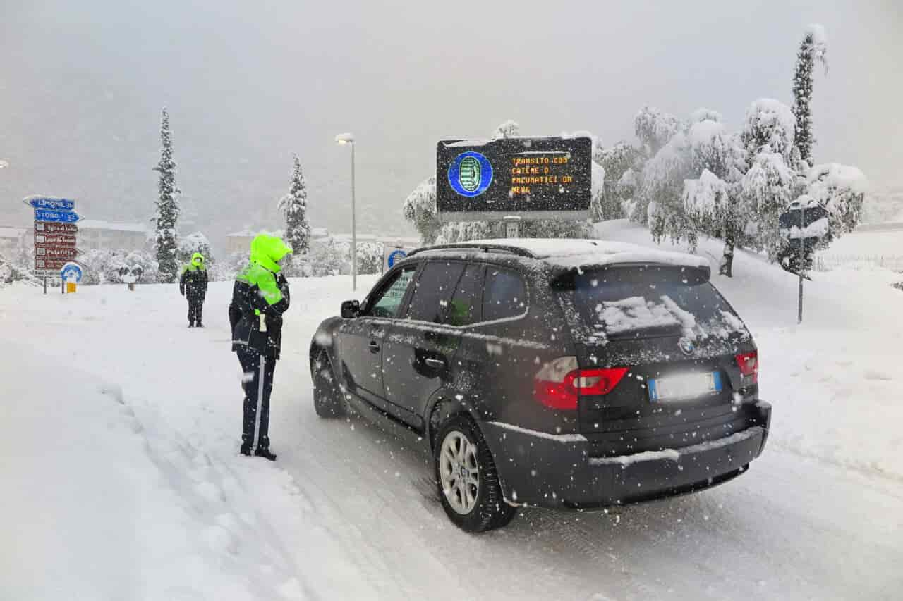 20201228IMG_6557 NEVE NEVICATA RIVA DEL GARDA CONTROLLI POLIZIA LOCALE