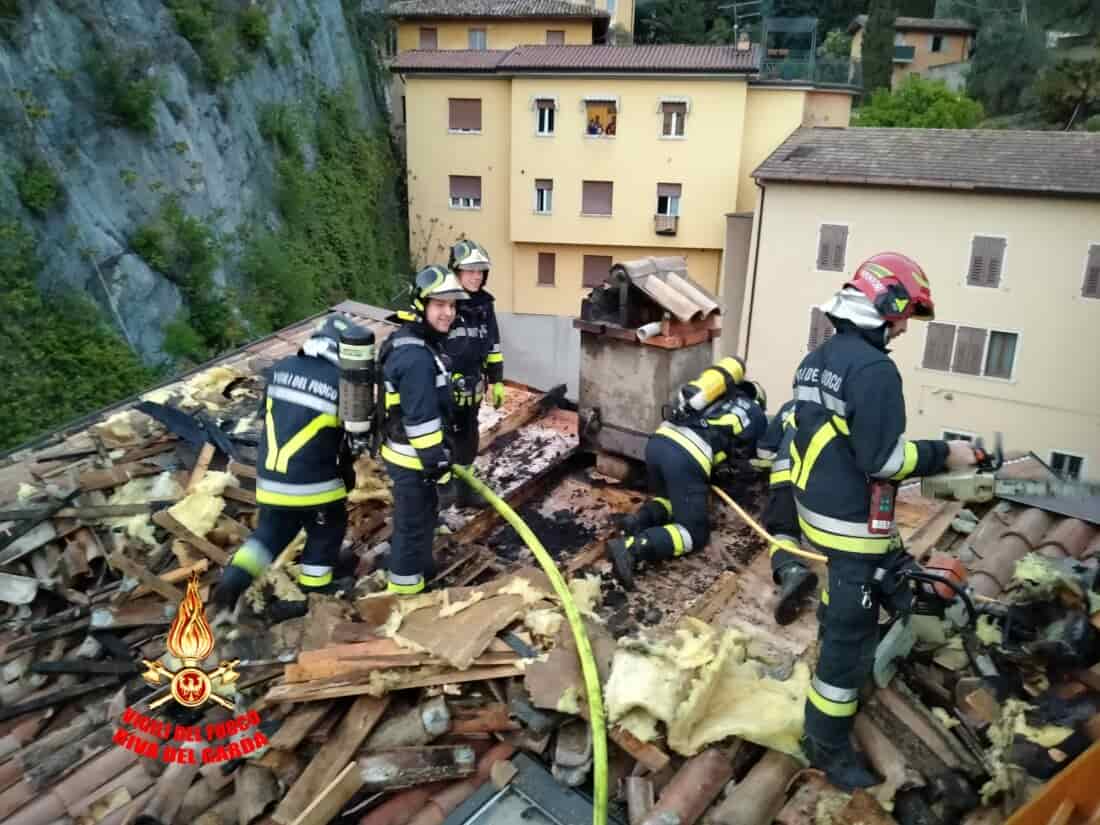 INCENDIO TORBOLE VIGILI FUOCO