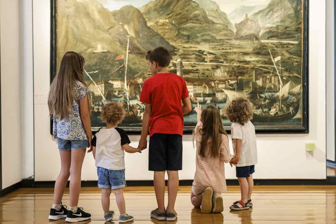 museo alto garda Bambini nella pinacoteca del MAG