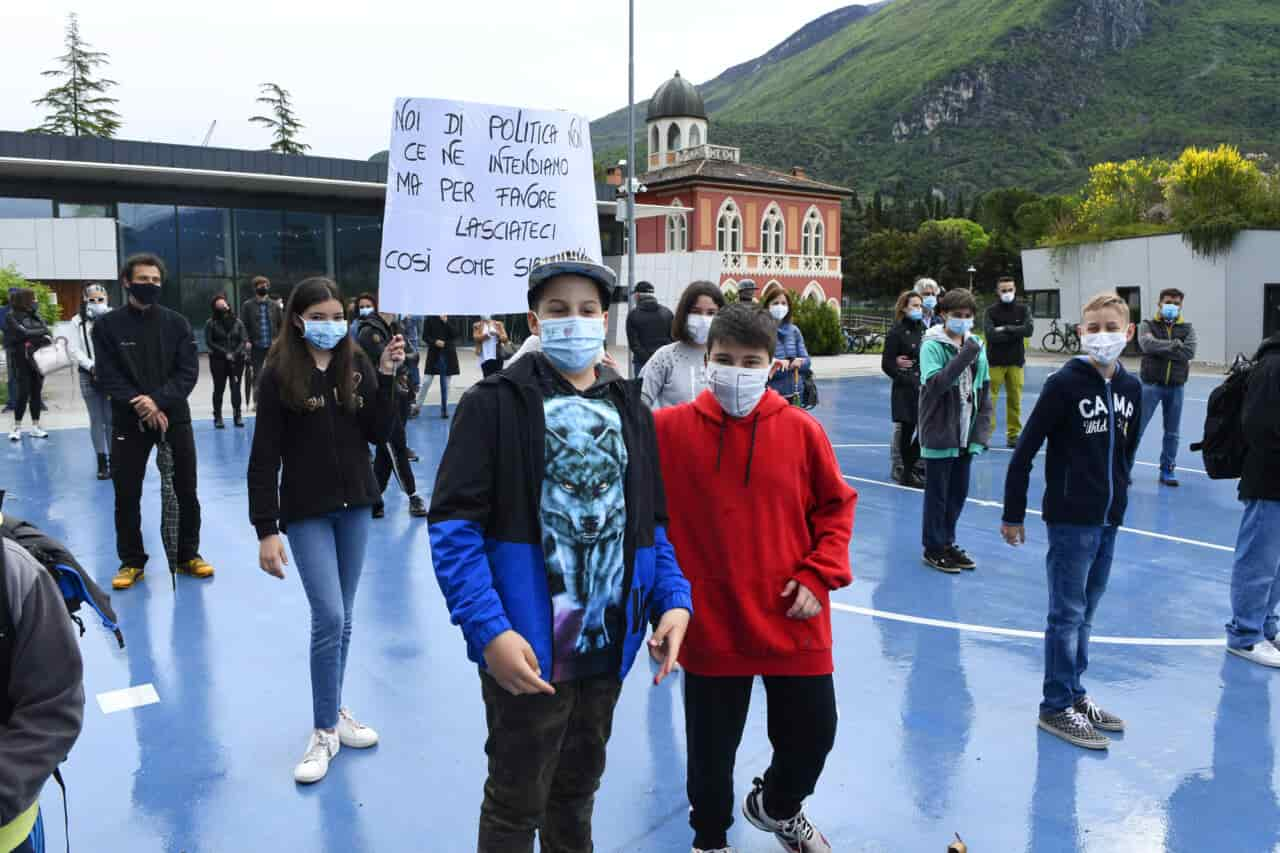 20210512_DSC0638 SCUOLA MEDIA PROTESTA ARCO