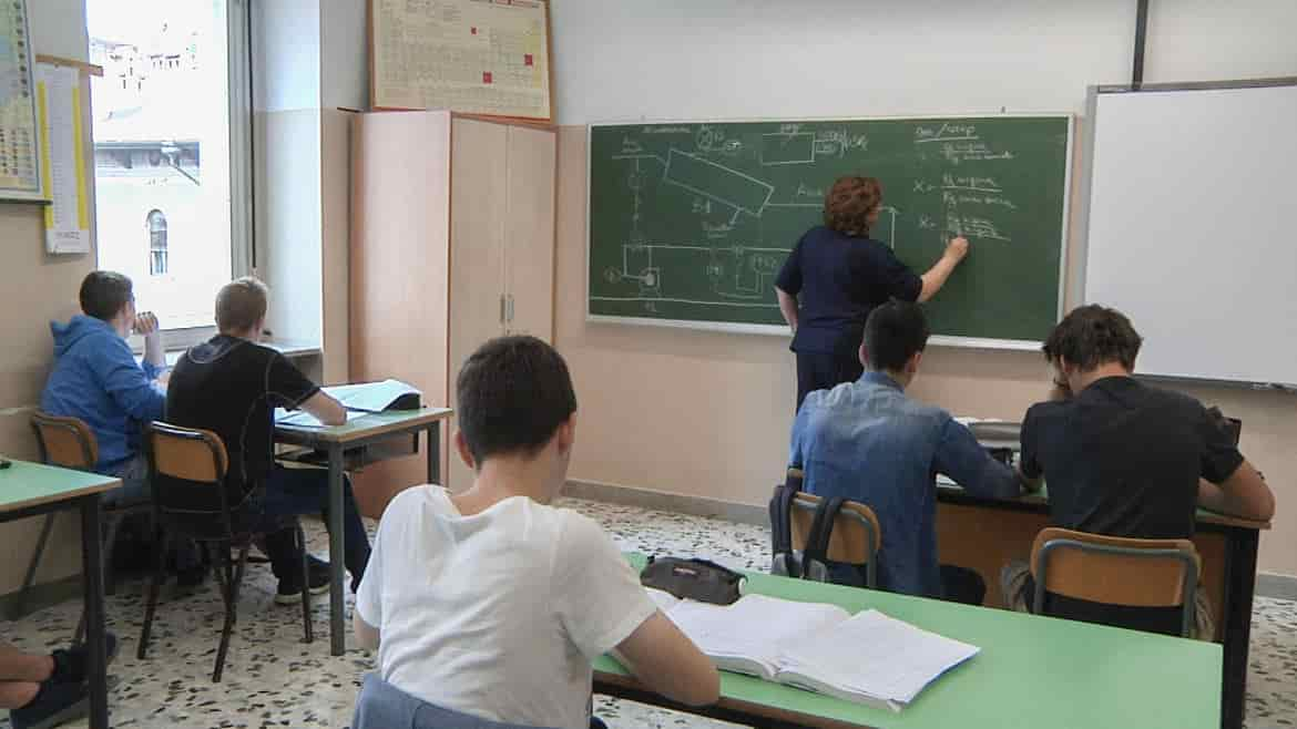 RAGAZZI CLASSE SCUOLA