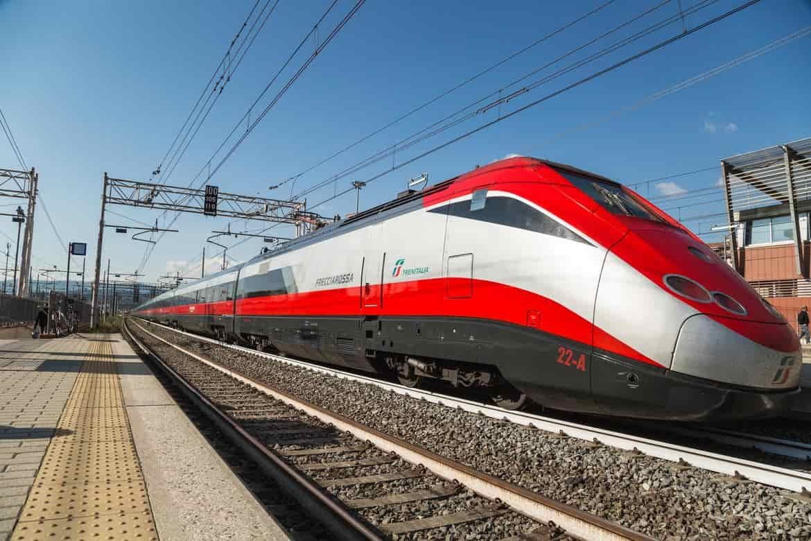 Treno alta velocità Frecciarrosa di Trenitalia in arrivo a Fire