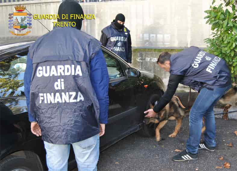 DROGA GUARDIA FINANZA ROVERETO CANE