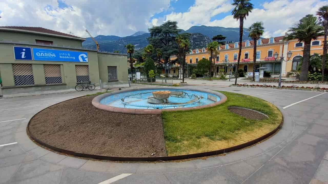 FONTANA SPENTA DI ARCO