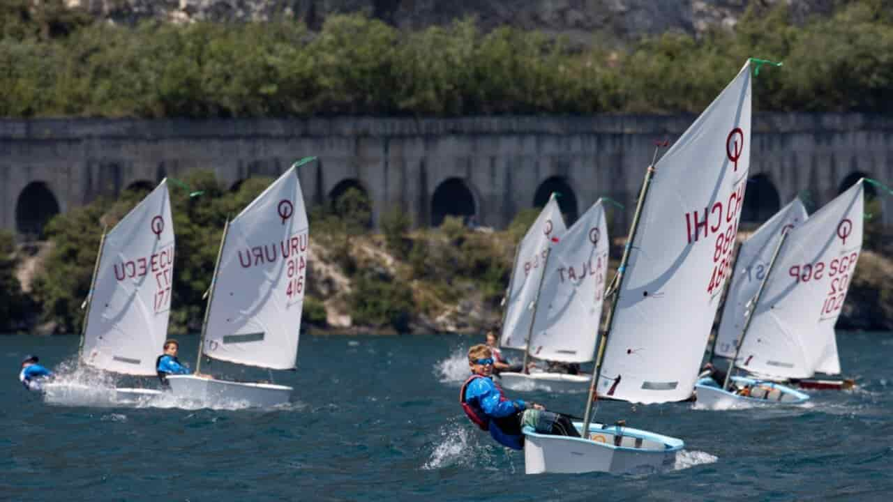 Un pieno di Optimist nell'estate velica del Garda Trentino