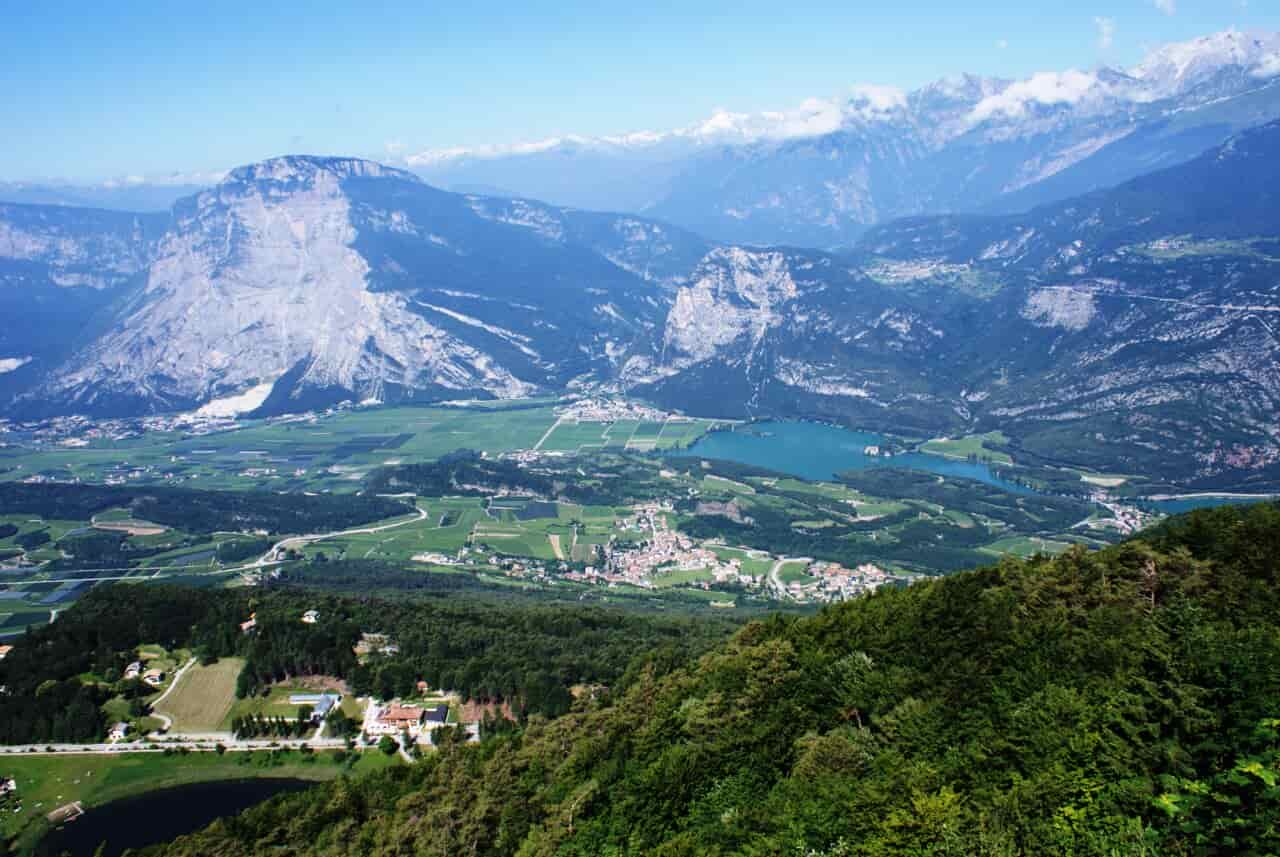 Foto-3-Panoramica-del-territorio-di-Calavino-dal-Bondone-al-Piano-Sarca-1280x857.jpg