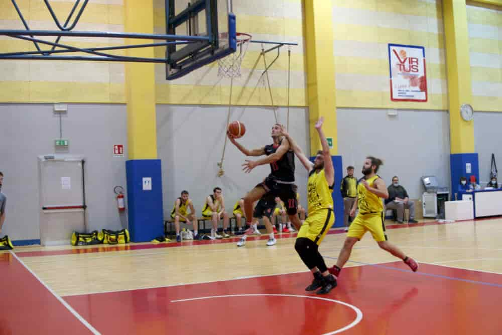 BASKET RIVA Luca FInarolli a canestro