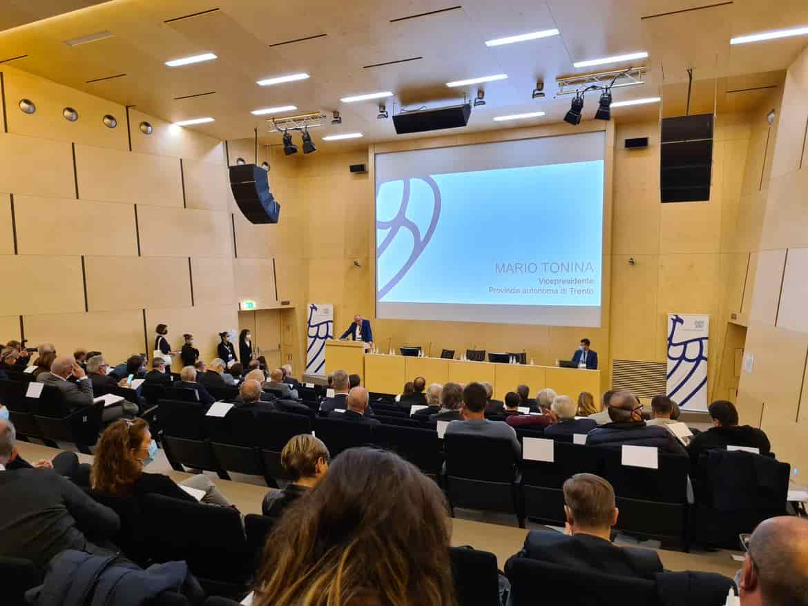 Mario-Tonina-interviene-al-convegno-sul-Metaprogetto-Trento_imagefullwide