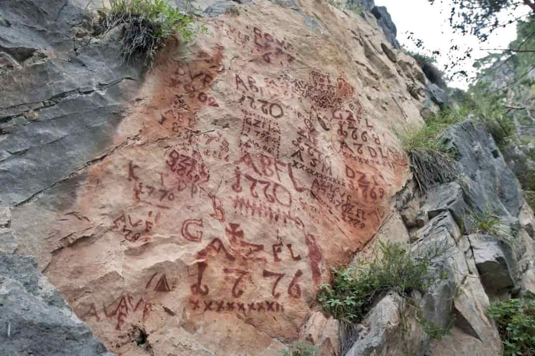 scritte pastori-Parete-Corosso-dei-nomi-Valaverta-Ziano-di-Fiemme -Museo-degli-Usi-e-Costumi