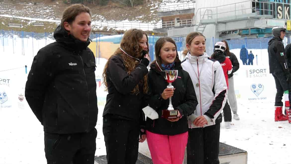 Mirko-Bisesti-con-alcune-giovani-sportive-ai-campionati-studenteschi-di-Brentonico