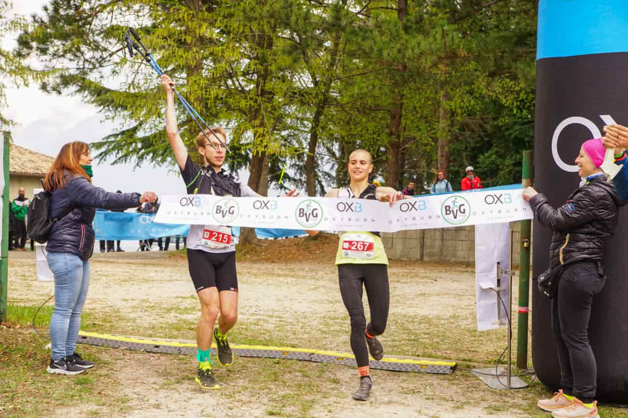 Diego Angella (3 Santi Nave) e Fabiola Conti (Runaway Milano) insieme all'arrivo della Bvg Trail Marathon dopo 42 chilometri corsa (ph credits Podisti.Net)