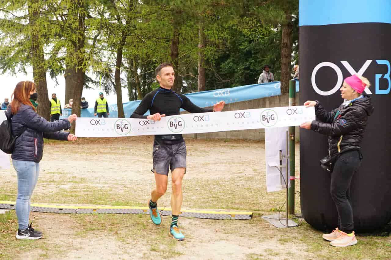 Enrico Cozzini (Gs Fraveggio), trentino di Lasino, ancora una volta vincente sul traguardo di Navazzo di Gargnano alla Bvg Run (ph credits Podisti.Net)