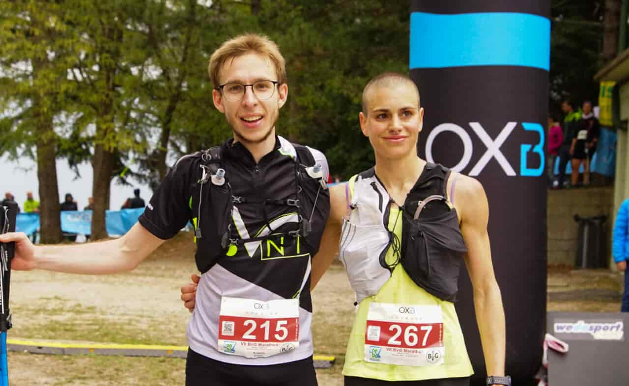 Foto di rito dopo l'arrivo per i vincitori della Bvg Trail 2022, Diego Angella (3 Santi Nave) e Fabiola Conti (Runaway Milano), a Navazzo di Gargnano (ph credits Podisti. Net)