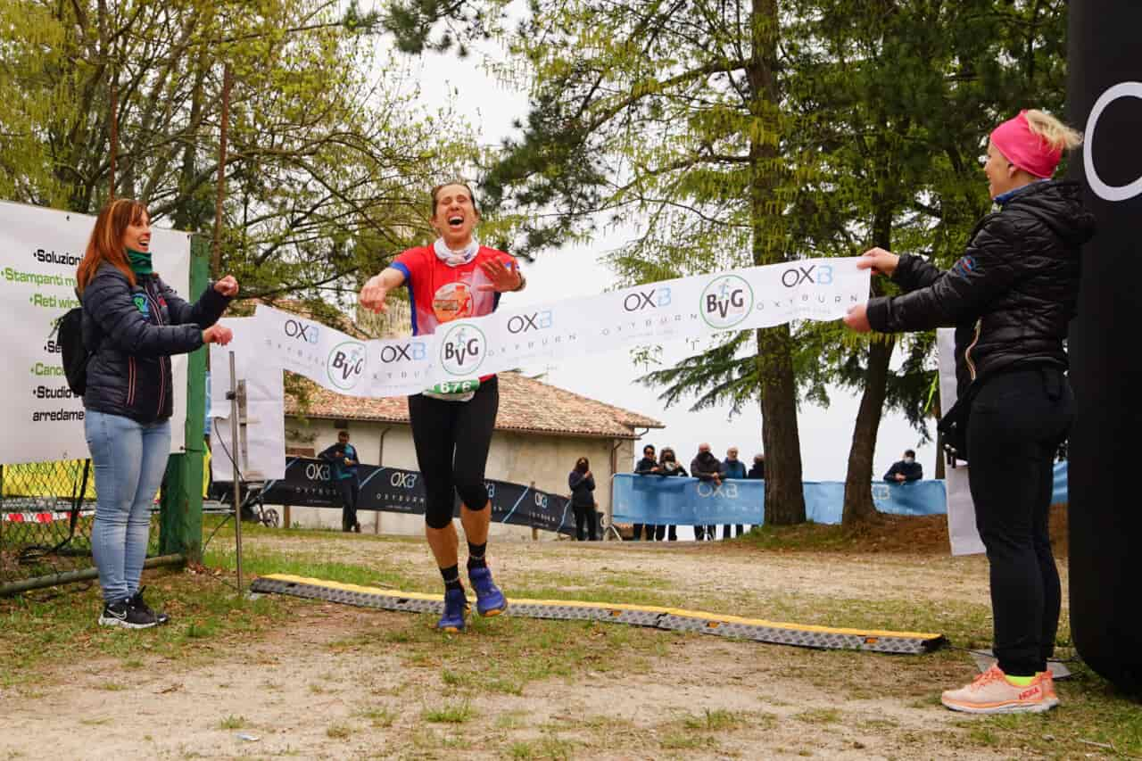 Roberta Feliciani (Podisti Due Castelli) taglia il traguardo della Bvg Run 2022 (ph credits Podisti.Net)