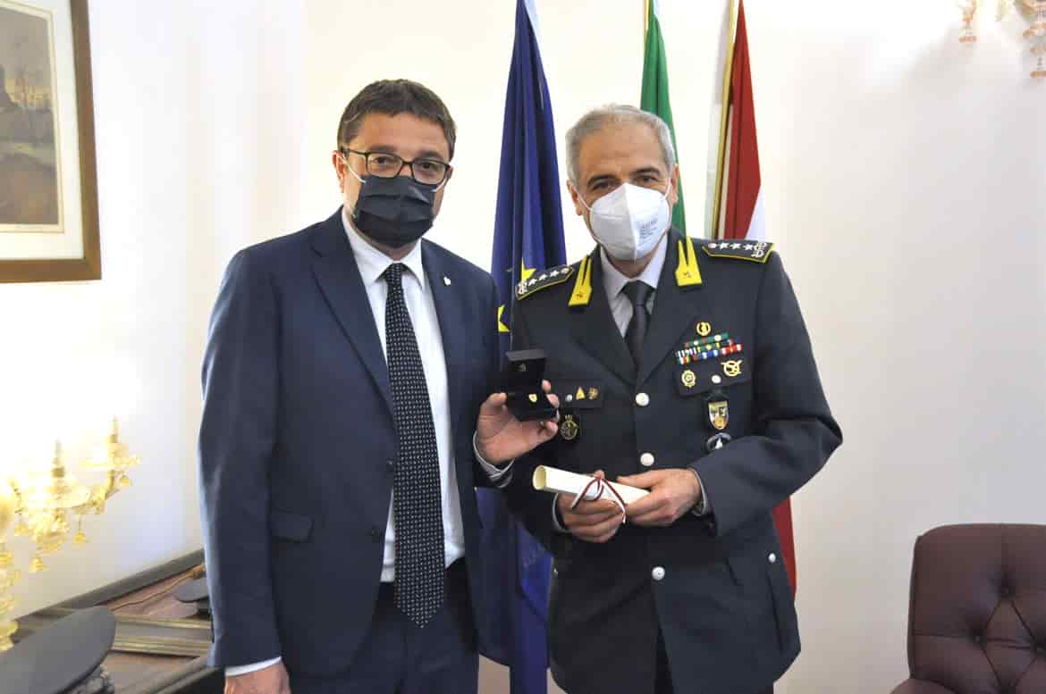 Il-Presidente-Fugatti-conferisce-l-Aquila-di-San-Venceslao-al-generale-Buratti_imagefullwide.jpg