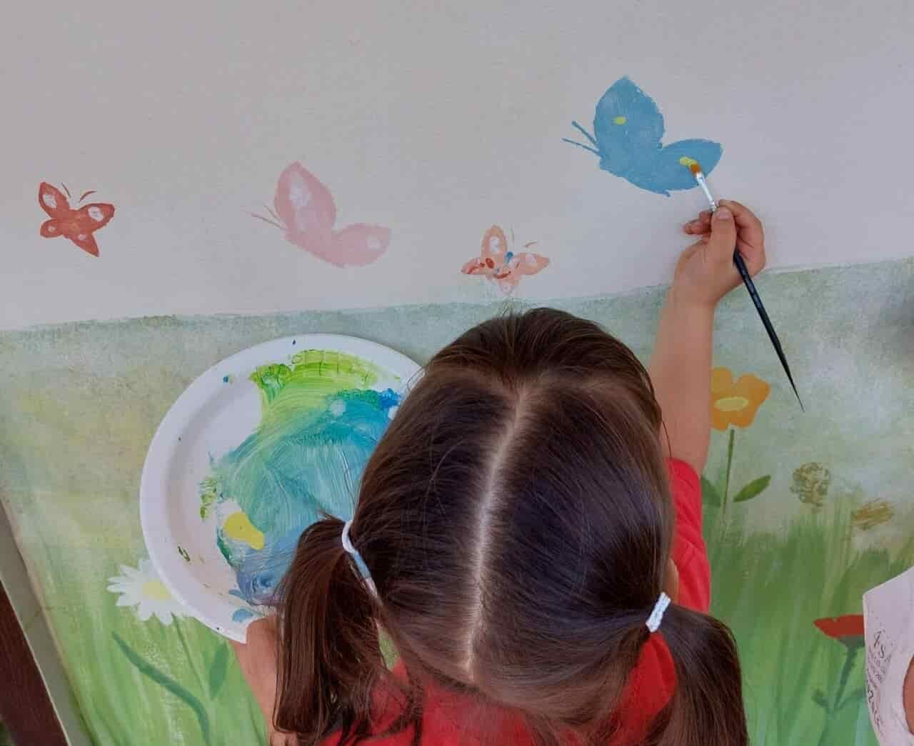 bambina scuola materna di Vigo alle prese von il dipinto sulla casa sociale