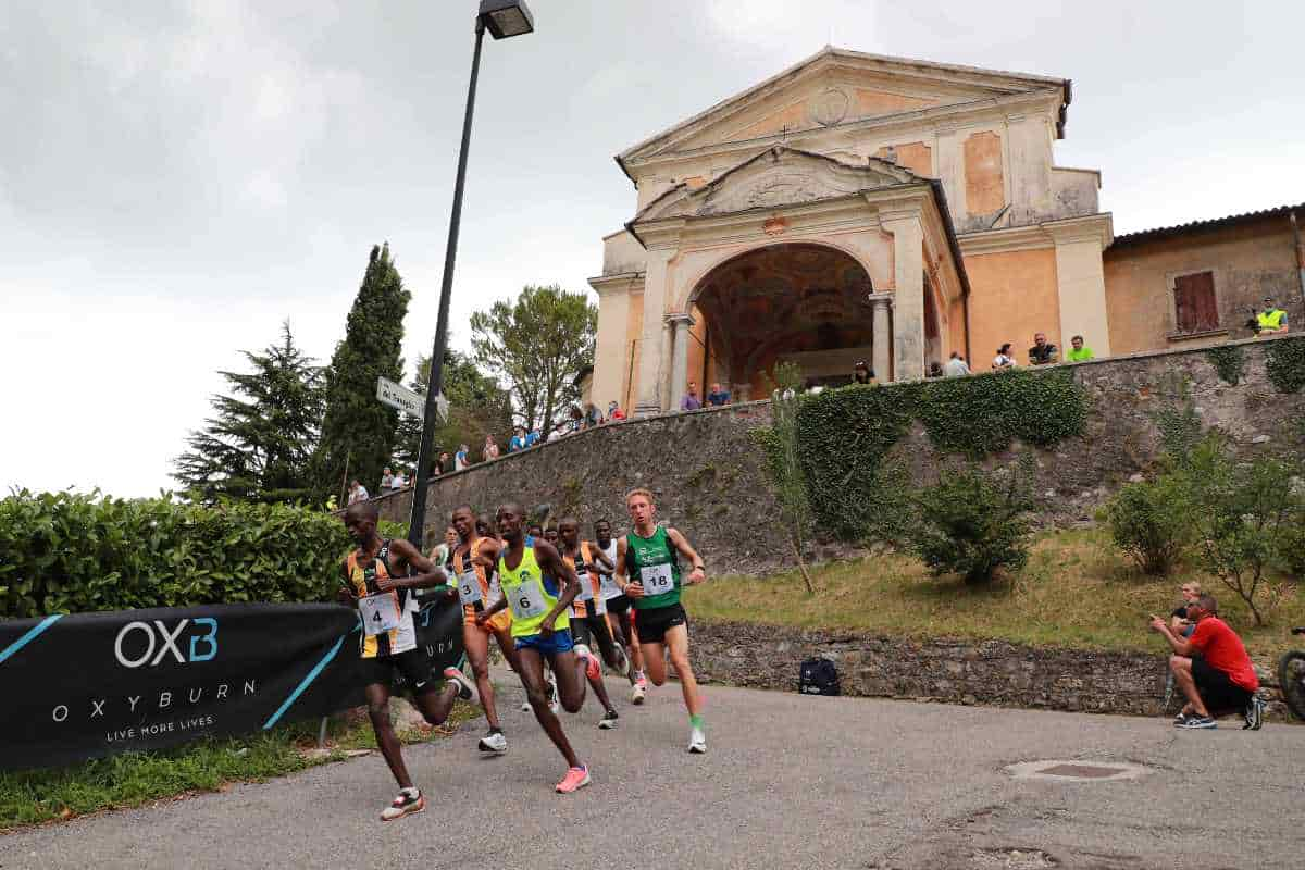 I runners in testa alla corsa di Navazzo nella Diecimiglia 2021 (credits Felice Calabrò photoreporter)